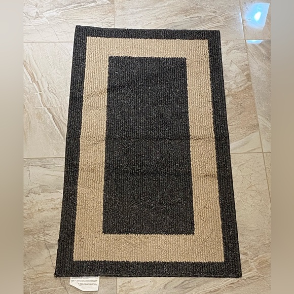 Classic decorative accent rug - Picture 1 of 2